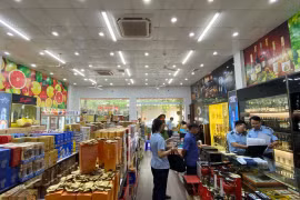 Bắc Giang: Hàng nghìn chai rượu ngoại, xì gà, thuốc lá điếu nhập lậu bị thu giữ