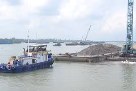 Cấp phép, gia hạn khai thác cát sai quy định diễn ra tràn lan