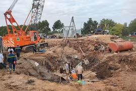 Vẫn chưa tiếp cận được cháu bé bị rơi xuống trụ bê tông 35m ở Đồng Tháp