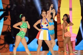 Những thiết kế độc đáo của Jeremy Scott trong 10 năm gắn bó với Moschino
