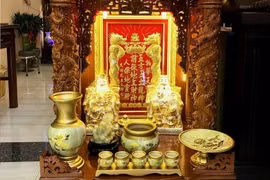 Phong thủy đặt bàn thờ thần tài đúng hướng tài lộc