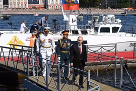 Ông Putin lên tàu duyệt binh cùng hải quân Nga