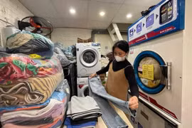 Dịch vụ giặt là đắt khách mùa nồm ẩm