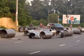 Bình Dương: Xe đầu kéo ôm cua, hàng chục cuộn tôn lăn xuống đường