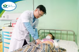Ngã cầu thang, một bé gái bị vỡ thận