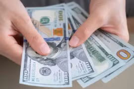 Đồng USD “nóng” hầm hập, cao vượt trội so với “chợ đen”