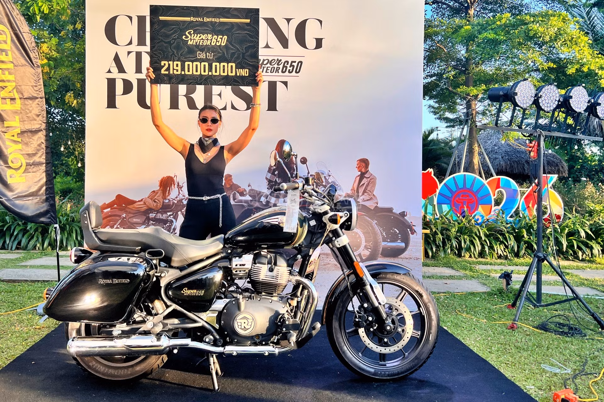 clo_c_royal-enfield-super-meteor-650-2.jpg