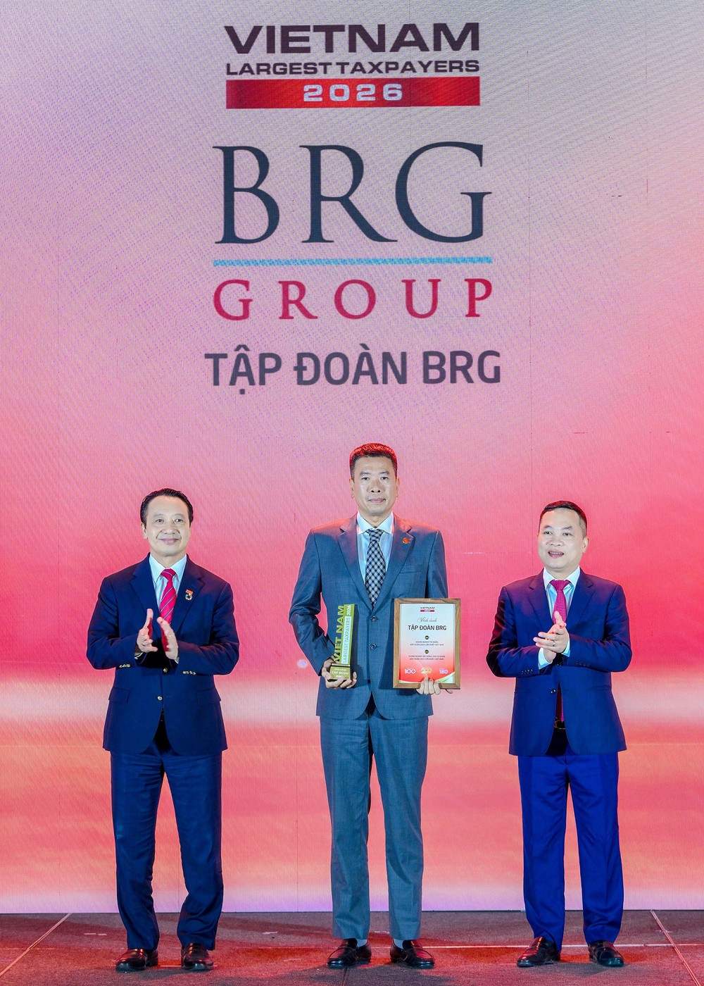 Đại diện Tập đoàn BRG nhận vinh danh Top 4 doanh nghiệp tư nhân nộp ngân sách lớn nhất Việt Nam năm 2026. anh-1.jpg