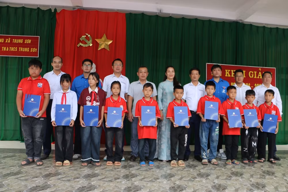 Các em học sinh có hoàn cảnh khó khăn nhận những phần quà động viên từ Công ty TNHH MTV Thủy điện Trung Sơn trước thềm năm học mới.