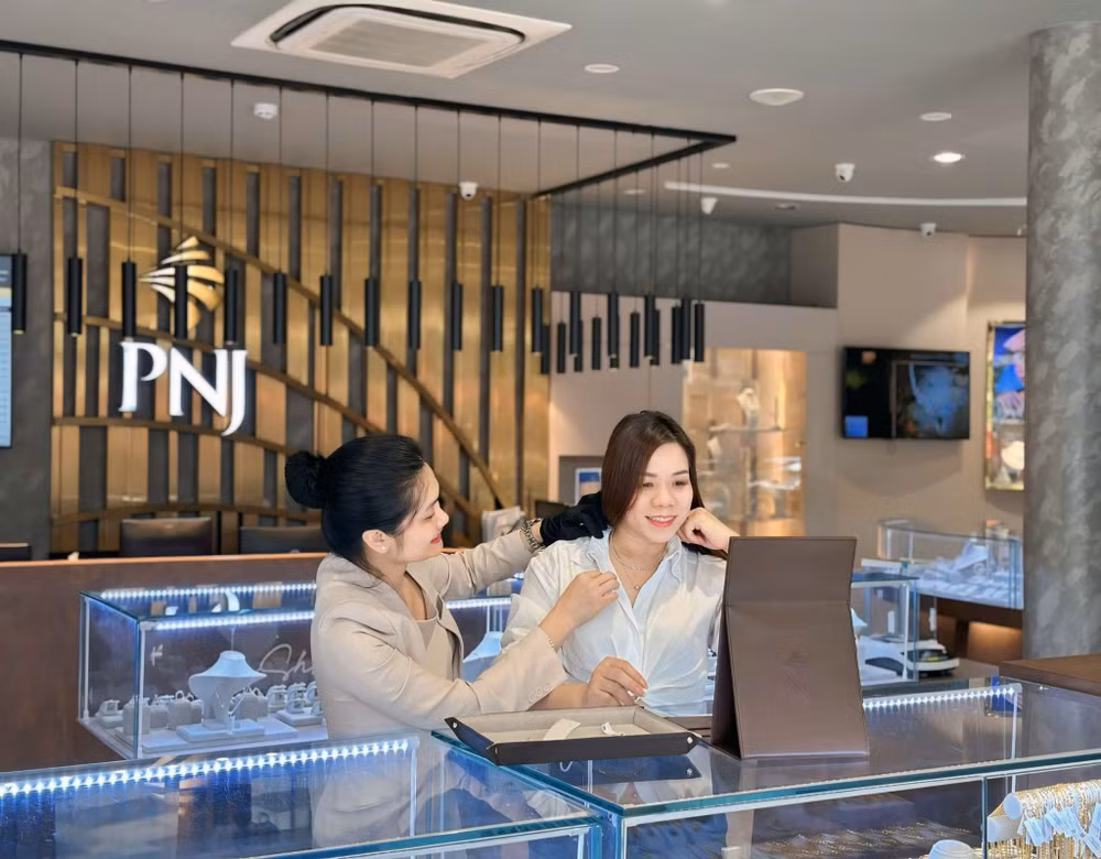 Số lượng khách hàng tiếp tục tăng ở cả nhóm khách hàng mới và hiện hữu. Ảnh: Tấn Kiệt