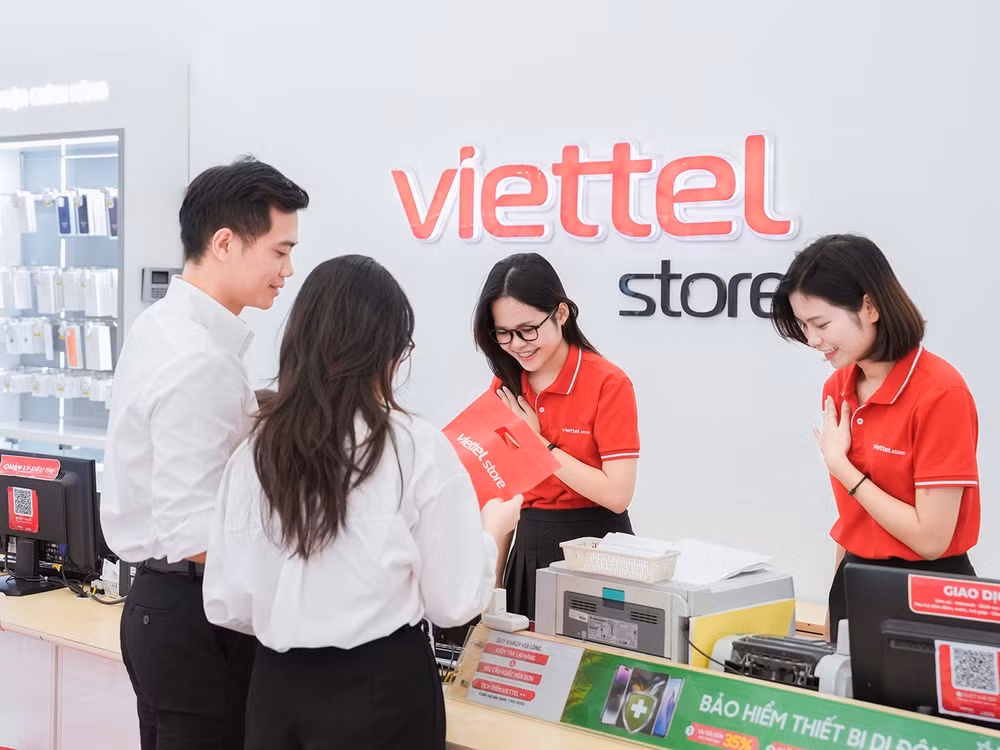 vnexpress-khach-hang-trai-nghiem-dich-vu-tai-he-thong-cua-hang-viettel-store.jpg