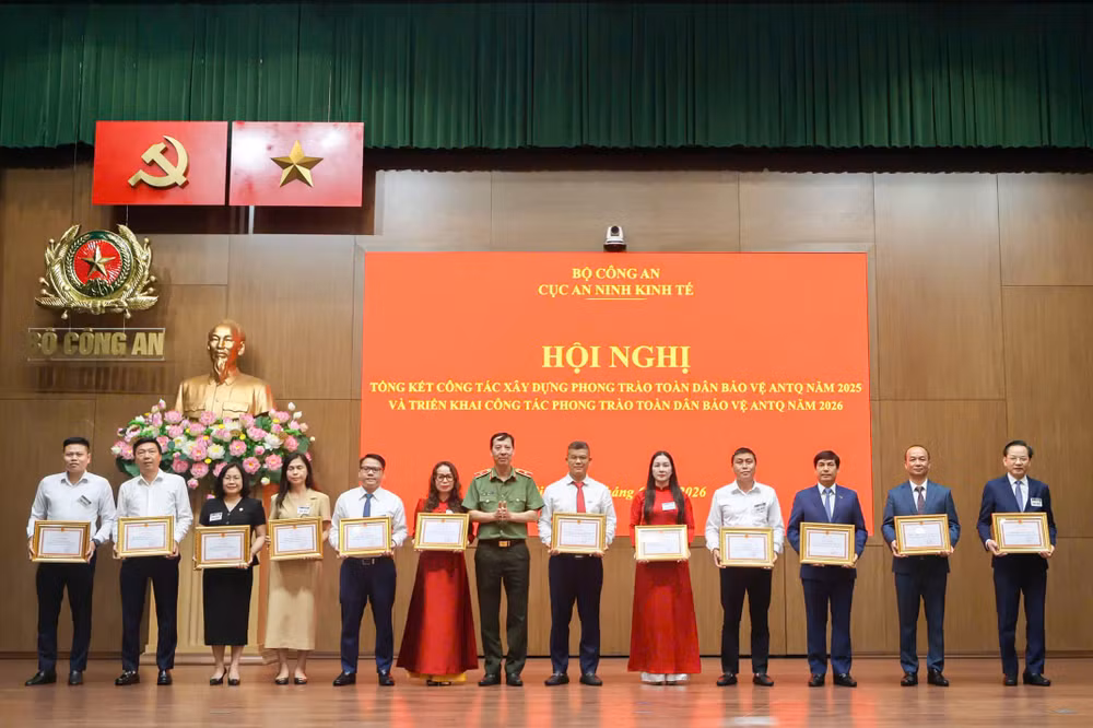 Đại diện Agribank (thứ năm và thứ tám từ phải sang) nhận Giấy khen của Cục An ninh kinh tế cho cơ quan doanh nghiệp do Cục An ninh kinh tế phụ trách, theo dõi, hướng dẫn về công tác xây dựng phong trào Toàn dân bảo vệ an ninh Tổ quốc đạt tiêu chuẩn “An toàn về An ninh trật tự”