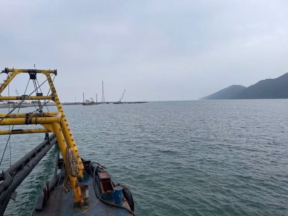 Dự án nạo vét duy tu nâng cấp tuyến luồng hàng hải Vạn Gia. Ảnh cắt từ clip.
