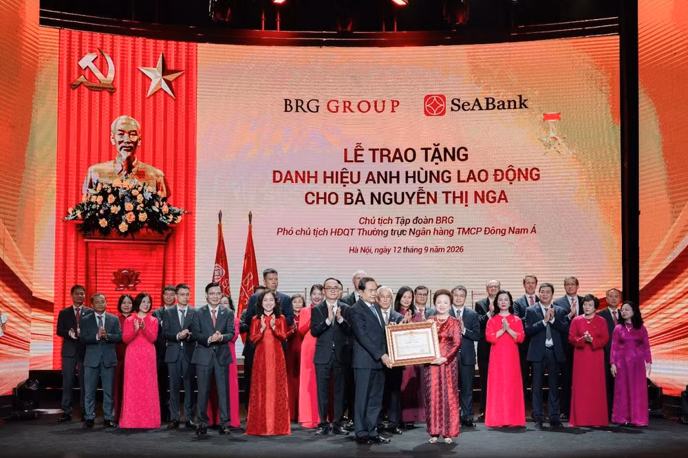 Đồng chí Trần Thanh Mẫn – Chủ tịch Quốc hội trao tặng danh hiệu Anh hùng Lao động thời kỳ đổi mới cho Bà Nguyễn Thị Nga – Chủ tịch Tập đoàn BRG.