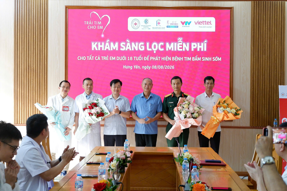 Các bác sĩ đến từ tuyến đầu tại Bệnh viện Đại học Y Hà Nội, Bệnh viện E, Bệnh viện Đa khoa tỉnh Hưng Yên và Bệnh viện Kusumi Ecopark có mặt từ sáng sớm. 1786160676450-184659772295695141-g6144006680575692790-80c16b1da833a0ded598fc38a776d6ad.jpg