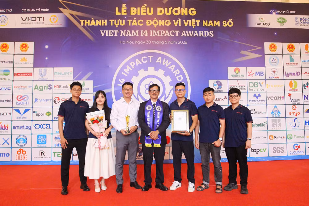 doi-ngu-ky-su-hanel-tham-du-le-bieu-duong.jpg