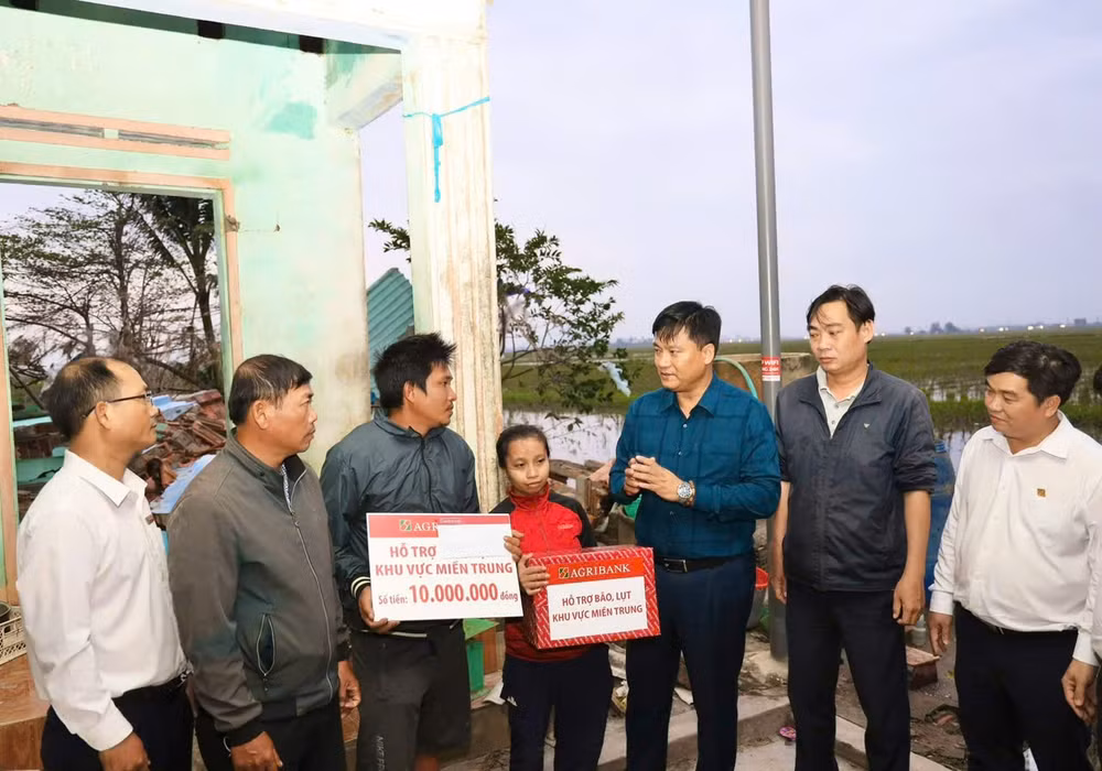 Agribank trao hỗ trợ trực tiếp đến khách hàng bị ảnh hưởng của lũ lụt thiên tai