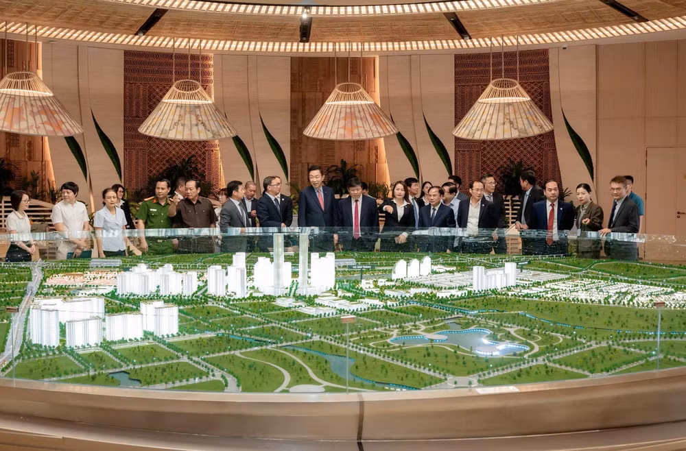 Lãnh đạo Phú Long và Keppel tham quan sa bàn Khu đô thị Mailand Hanoi City – nơi phát triển phân khu Estiva và dự án Estiva Charm.