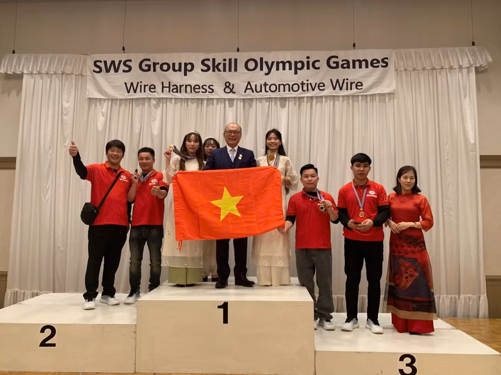 doan-sumi-hanel-chup-anh-luu-niem-cung-chu-tich-tap-doan-sumitomo-tai-cuoc-thi-olimpic-ky-nang-san-xuat-toan-cau-nam-2025.jpg