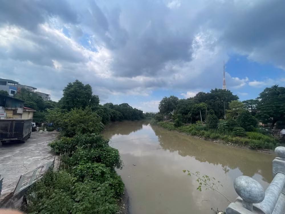 Nhiều đoạn lòng sông Nhuệ bị bồi lắng, dòng chảy thu hẹp, làm gia tăng áp lực tiêu thoát nước và ô nhiễm môi trường.