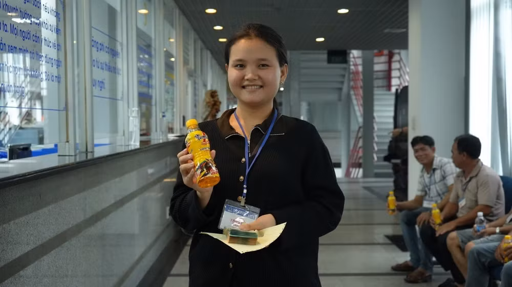 Niềm vui của chị Trang khi cùng gia đình vượt quãng đường hơn 300km để trực tiếp nhận giải thưởng trị giá 50 triệu đồng từ Nước tăng lực Number 1.