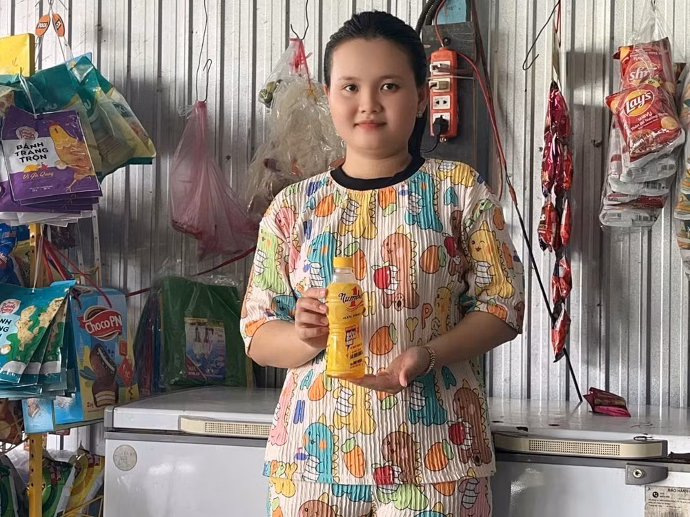 Chị Lê Thị Ngọc Trang bên quán nhỏ tại An Giang — nơi câu chuyện trúng 50 triệu đồng từ một lần xé nhãn chai Number 1 bắt đầu lan khắp xóm. Ảnh: NVCC