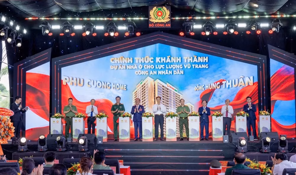 Quang cảnh các đại biểu chính thức cắt băng khánh thành dự án