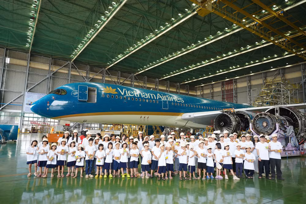 anh-2-cac-em-trai-nghiem-thuc-te-tai-co-so-bao-duong-may-bay-cua-vaeco-don-vi-thanh-vien-thuoc-vietnam-airlines.jpg