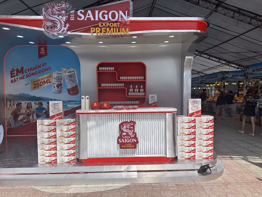 Gian hàng trưng bày của thương hiệu Bia Saigon EP tại Festival Biển Khánh Hòa 2026. Ảnh: SABECO