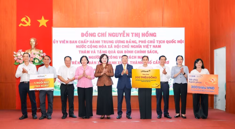 Phó Chủ tịch Quốc hội Nguyễn Thị Hồng cùng đại diện các ngân hàng trong đó có LPBank trao nguồn kinh phí hỗ trợ xây nhà tình nghĩa cho các hộ có hoàn cảnh khó khăn