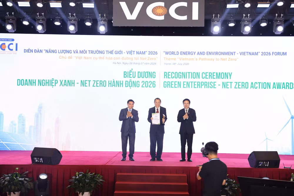 ong-larry-lee-dai-dien-sabeco-nhan-bang-khen-doanh-nghiep-xanh-net-zero-hanh-dong-2026-tai-dien-dan.jpg