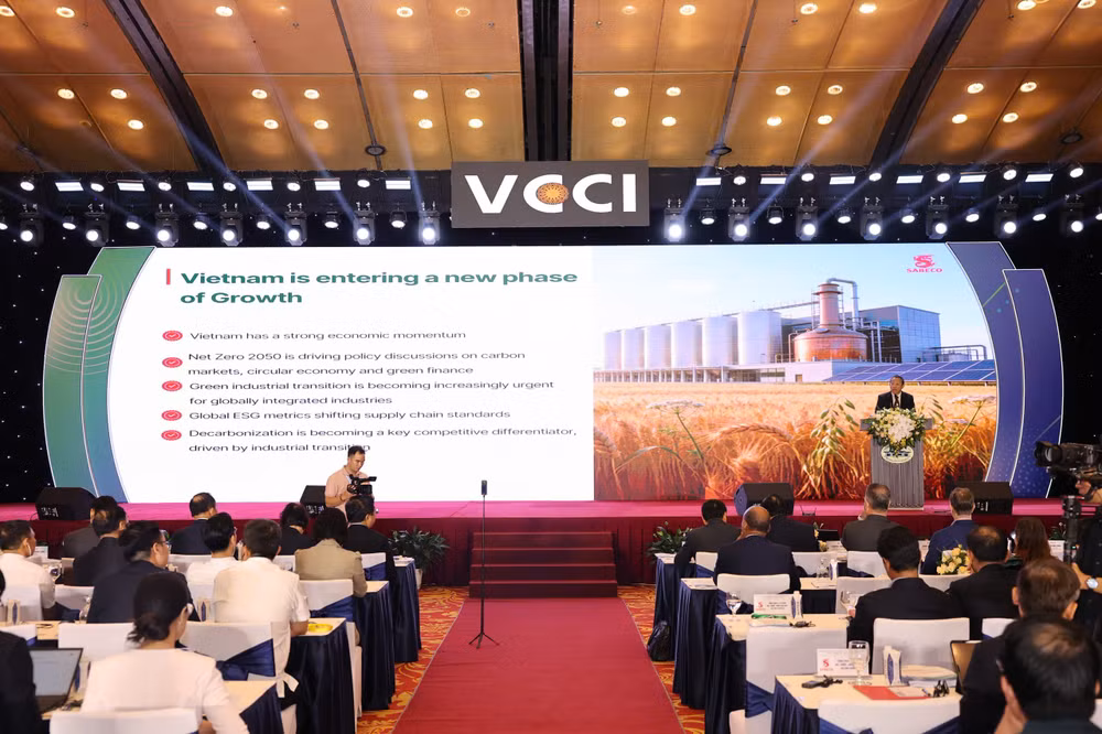 Ông Larry Lee – Phó Tổng giám đốc SABECO - trình bày tại diễn đàn (Ảnh: VCCI)