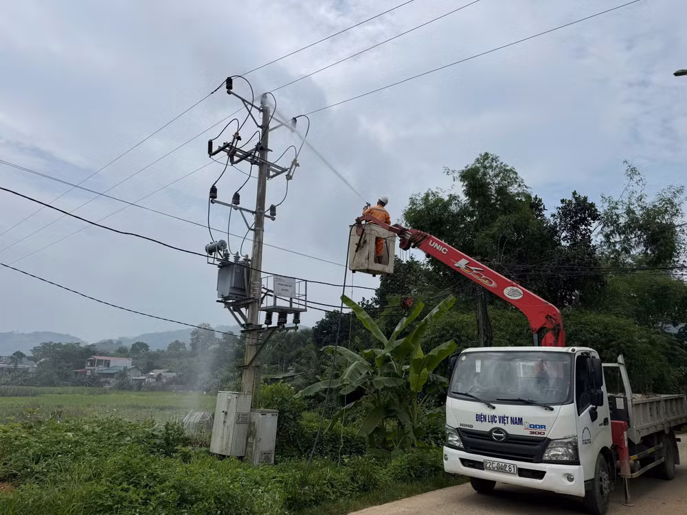 can-bo-ky-thuat-cua-cong-ty-dien-luc-tuyen-quang-thuc-hien-viec-rua-su-hotline.jpg