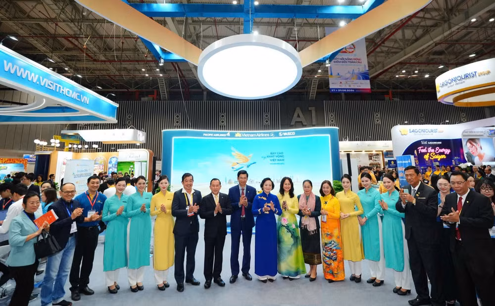 1-pho-thu-tuong-chinh-phu-pham-thi-thanh-tra-dung-thu-9-tu-phai-sang-cung-cac-dai-bieu-lanh-dao-nganh-du-lich-viet-nam-campuchia-va-lao-tham-quan-gian-hang-vietnam-airlines-tai-ite-hcmc-2026.jpg