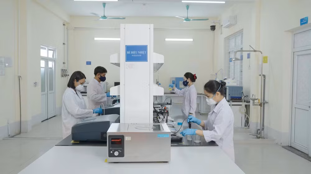 Quang cảnh một góc làm việc của Tổ Thí nghiệm Hóa – Phân xưởng Hóa Nhà máy Nhiệt điện Vĩnh Tân 4