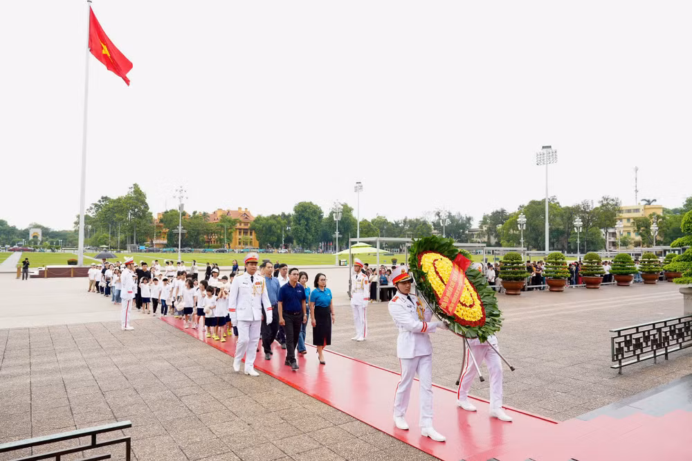 anh-1-trong-khuon-kho-chuong-trinh-cac-em-duoc-tham-quan-khu-di-tich-chu-tich-ho-chi-minh-va-vao-lang-vieng-bac.jpg