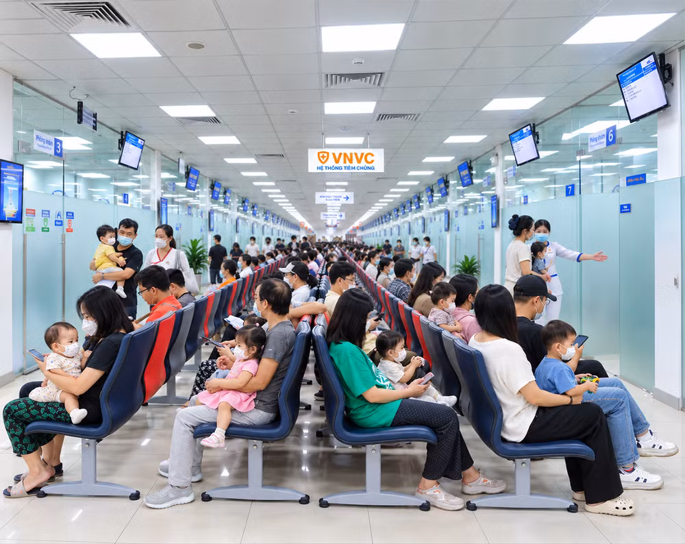 Các phụ huynh tranh thủ đưa con em đến các trung tâm VNVC trên toàn quốc để tiêm vắc xin tay chân miệng trong những ngày đầu ra mắt. Ảnh: Anh Tuấn