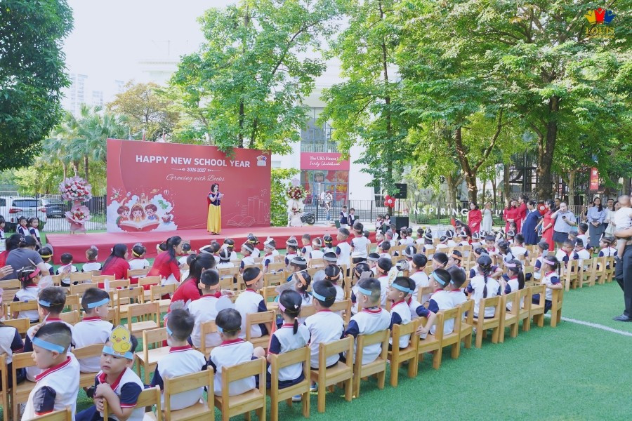 Không gian gần gũi của buổi khai giảng tại khuôn viên trường Không gian gần gũi của buổi khai giảng tại khuôn viên trường