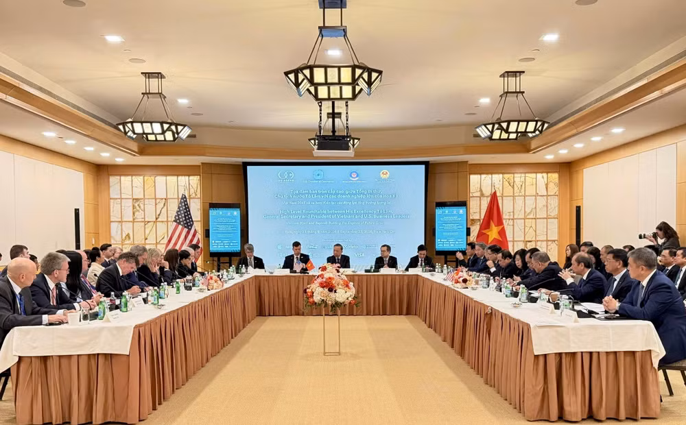 3-ong-le-truong-giang-thanh-vien-hdqt-vietnam-airlines-thu-nhat-tu-phai-qua-du-toa-dam-ban-tron-cap-cao-voi-cac-doanh-nghiep-lon-cua-hoa-ky.jpg