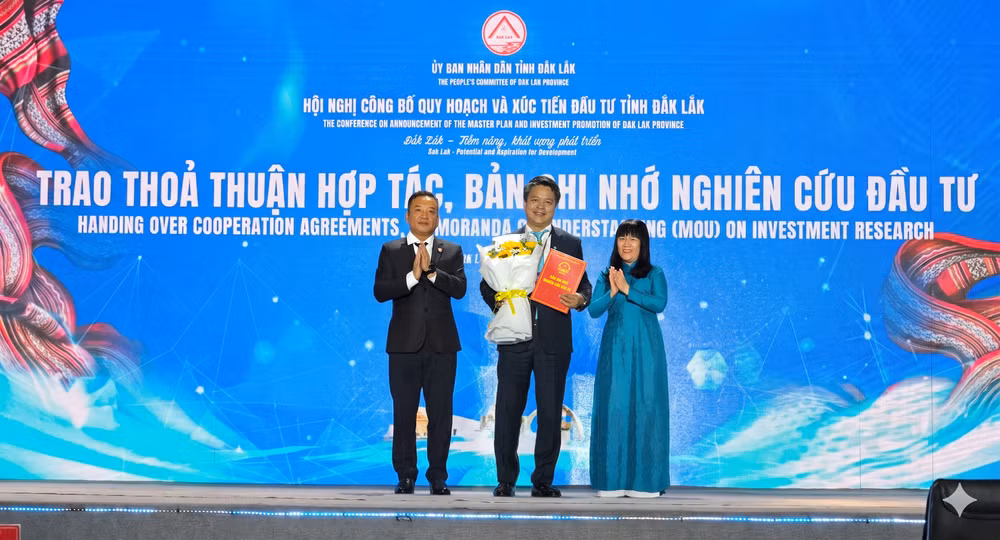 ong-vu-an-pho-tong-giam-doc-pvfcco-phu-my-nhan-ban-ghi-nho-hop-tac-nghien-cuu-dau-tu-tu-lanh-dao-ubnd-tinh-dak-lak-tai-le-ky-ket.png