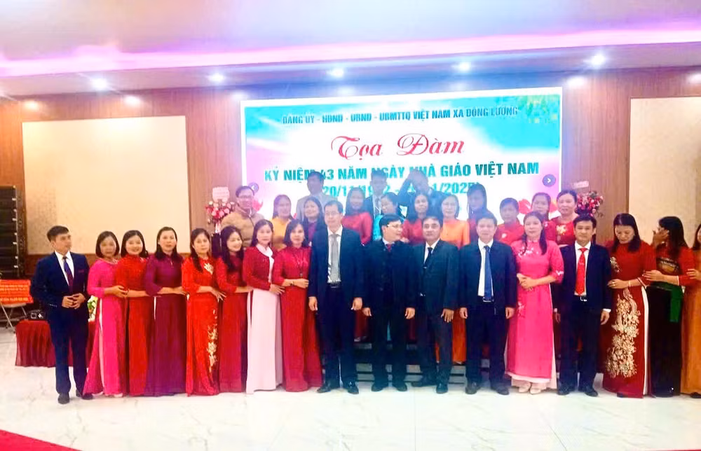 lanh-dao-xa-dong-luong-thanh-hoa-chup-anh-luu-niem-cung-tap-the-can-bo-giao-vien-va-nhan-vien-nha-truong.jpg
