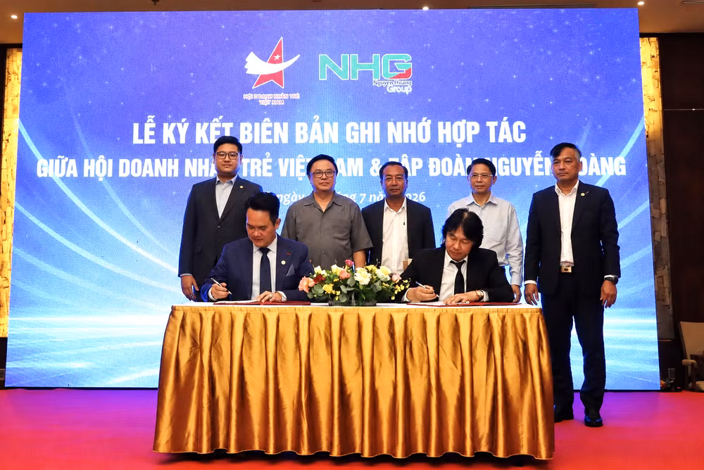 Ông Hoàng Bình Quân, nguyên Ủy viên Trung ương Đảng, Chủ tịch Danh dự Hội Doanh nhân trẻ Việt Nam cùng các lãnh đạo TW Hội chứng kiến Lễ ký kết Biên bản Hợp tác giữa ông Đặng Hồng Anh, Chủ tịch VYEA và ông Hoàng Quốc Việt, Chủ tịch – Tổng Giám đốc NHG.