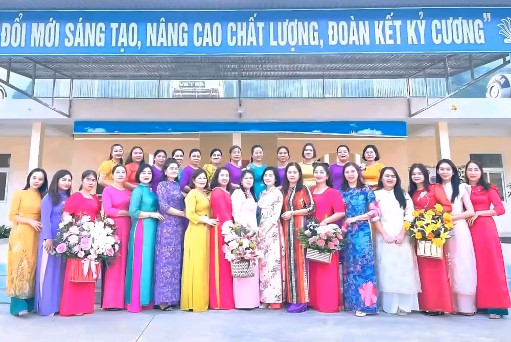 tap-the-can-bo-giao-vien-va-nhan-vie-truong-mam-non-quan-hoa-hoi-xuan-thanh-hoa.jpg