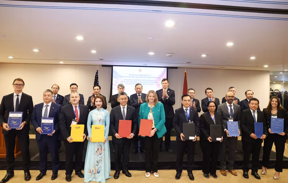 2-ong-le-truong-giang-thanh-vien-hdqt-vietnam-airlines-hang-1-thu-2-tu-trai-sang-trao-bien-ban-ghi-nho-hop-tac-voi-aws-duoi-su-chung-kien-cua-tong-bi-thu-chu-tich-nuoc-to-lam-1.jpg