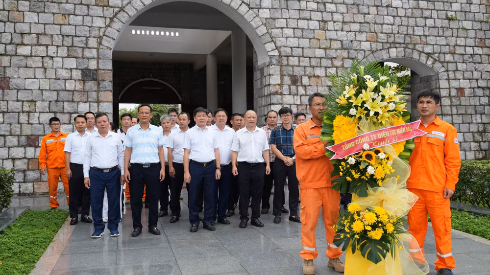 Ông Vũ Anh Phương – Phó Tổng Giám đốc EVNNPC cùng đoàn công tác thành kính dâng hương tưởng niệm các Anh hùng liệt sĩ tại Nghĩa trang Liệt sĩ A1, tỉnh Điện Biên