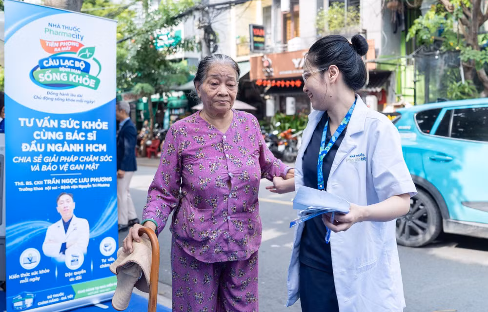 Dược sĩ Pharmacity không chỉ tư vấn thuốc mà còn đồng hành cùng người dân trong hành trình chăm sóc sức khỏe chủ động. Ảnh: Pharmacity