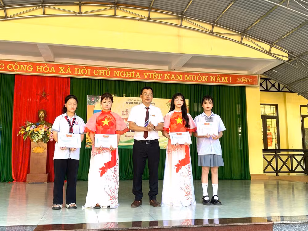 thay-le-van-hung-hieu-truong-truong-thcs-xuan-duong-trao-giay-khen-cho-cac-hoc-sinh-co-thanh-tich-cao-trong-hoc-tap-va-ren-luyen.jpg