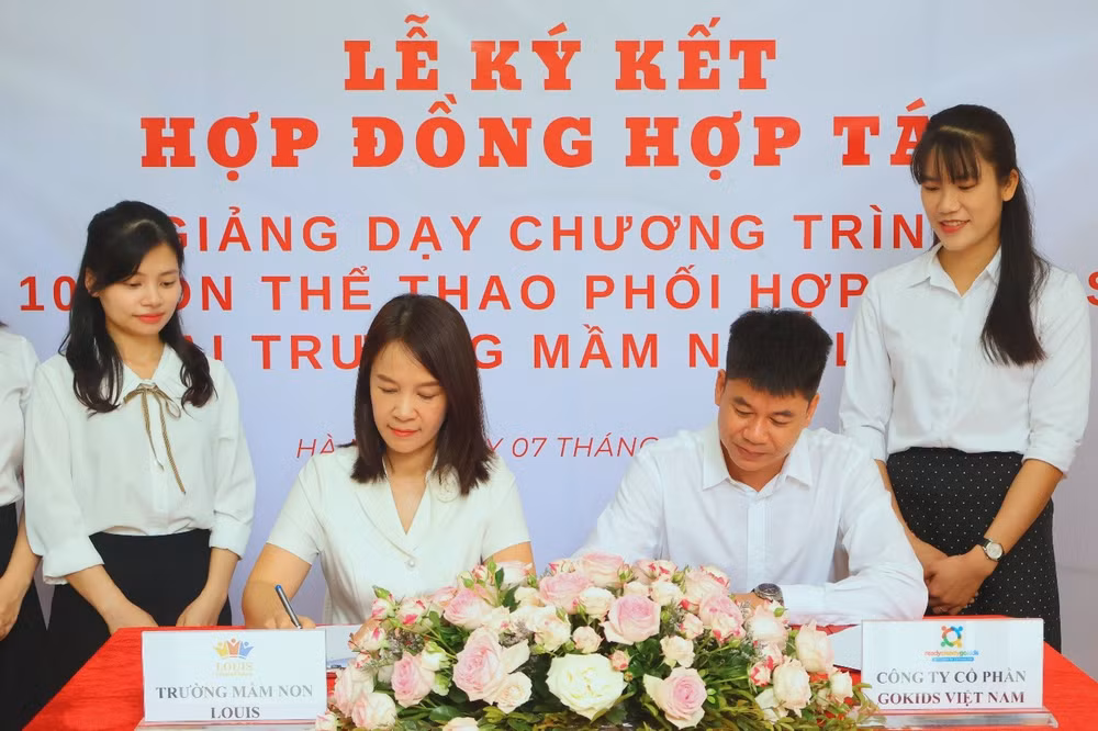 Hai bên tiến hành nghi thức ký kết văn bản hợp tác