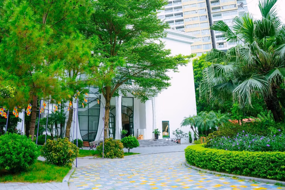 Không gian xanh trong lành là điều làm nên sự khác biệt ở Louis