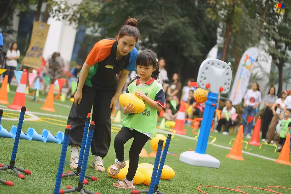 Toàn bộ dụng cụ thể thao và chương trình sẽ do đội ngũ huấn luyện viên của GoKids cung cấp và trực tiếp giảng dạy.